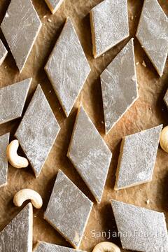 Kajukatli : या दिवाळीत बनवा घरच्या घरी काजूकतली, जाणून घ्या रेसिपी