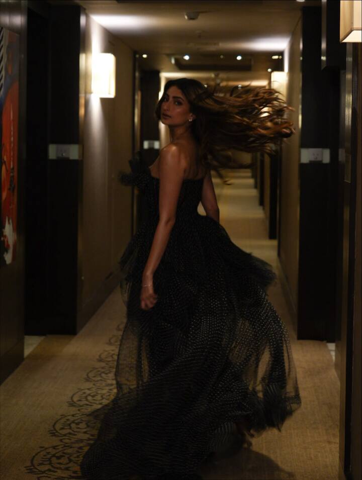Talking about accessories, Palak has worn minimal jewelery with this outfit. Just a thin bracelet and earrings, keeping the focus on her dress and expressions. She has taken care that her look does not look overdone.