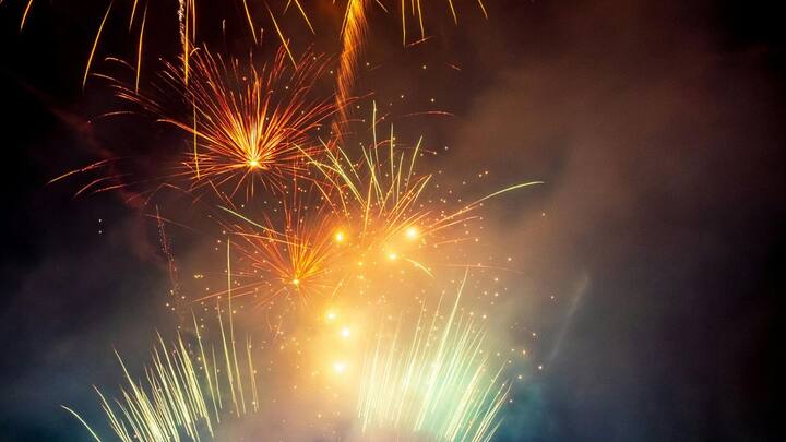 पाकिस्तान के शहरों में जहां महंगाई और ऊर्जा संकट की वजह से लोगों को त्योहारों में भी सादगी बरतनी पड़ रही है, वहीं भारत में दिवाली का जश्न आर्थिक दृष्टि से भी बूम सीजन बन चुका है. यह फर्क सिर्फ परंपराओं का नहीं बल्कि आर्थिक स्थिरता और क्रय शक्ति का भी है.