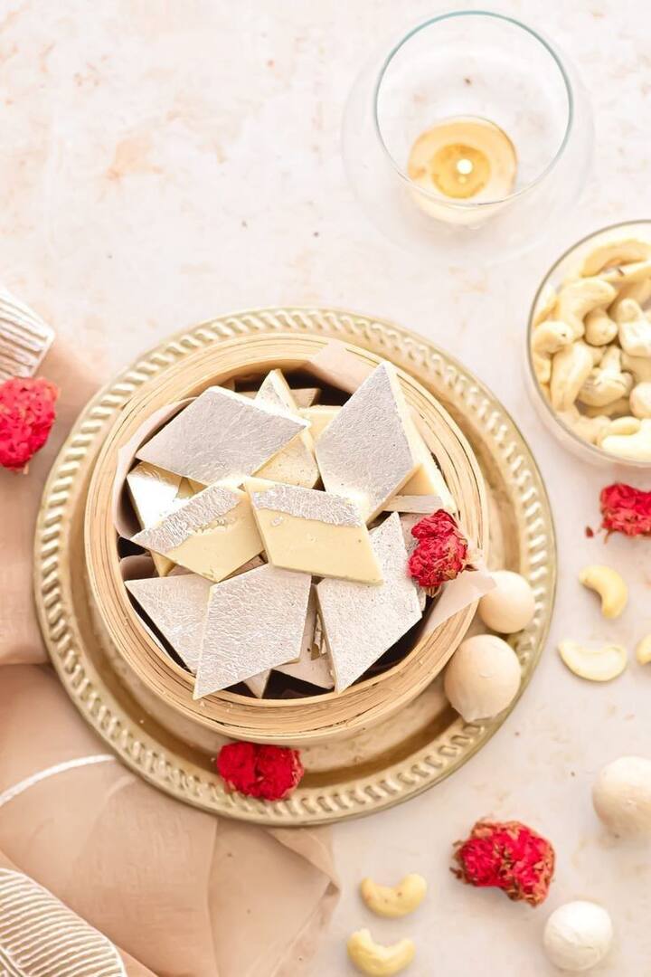 मिश्रण घट्ट झाल्यावर त्यात तूप आणि वेलची पूड घालावी. हे मिश्रण पॅन सोडू लागले की गॅस बंद करावा.