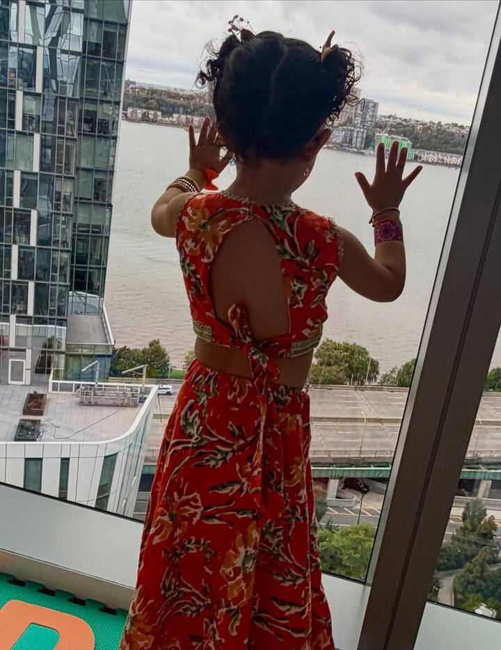 उन्होंने पूजा और दिवाली सेलिब्रेशन की ढेर सारी फोटोज सोशल मीडिया पर शेयर की हैं.