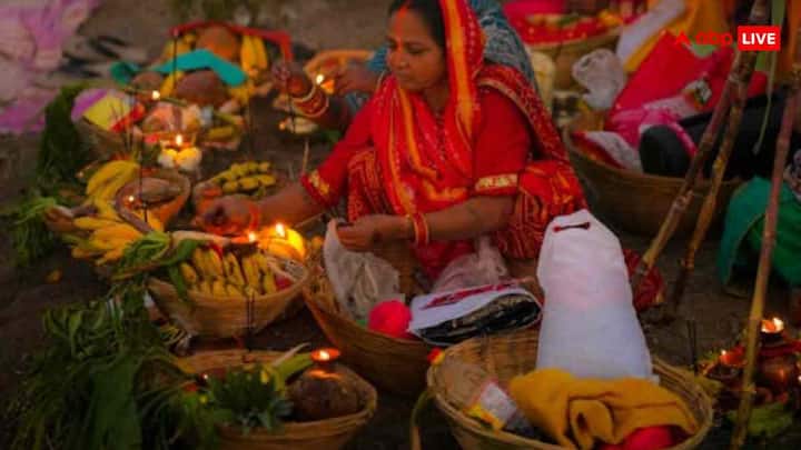 अगर आपके घर के पास कोई तालाब या नदी नहीं है, तो आप अपने घर की छत या आंगन को ही एक छोटा-सा छठ घाट बना सकते हैं. इसके लिए आप ईंटों से एक छोटा घेरा बनाकर उसमें पानी भरें. आप चाहें तो सीमेंट का छोटा कुंड भी बनवा सकते हैं. कई लोग बच्चों के प्लास्टिक टब का भी यूज करते हैं, लेकिन ध्यान रखें कि प्लास्टिक का बहुत ज्यादा यूज न हो क्योंकि छठ में प्लास्टिक को वर्जित माना गया है.