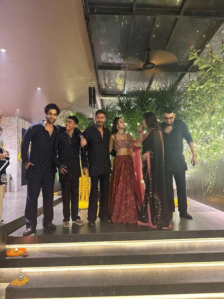दिवाली के मौके पर काजोल और अजय देवगन के भांजे भी उनसे मिलने पहुंचे. हर साल की तरह इस साल भी देवगन परिवार के मर्दों ने ट्विनिंग करते हुए अपना स्टाइलिश कुर्ता फ्लॉन्ट किया है.