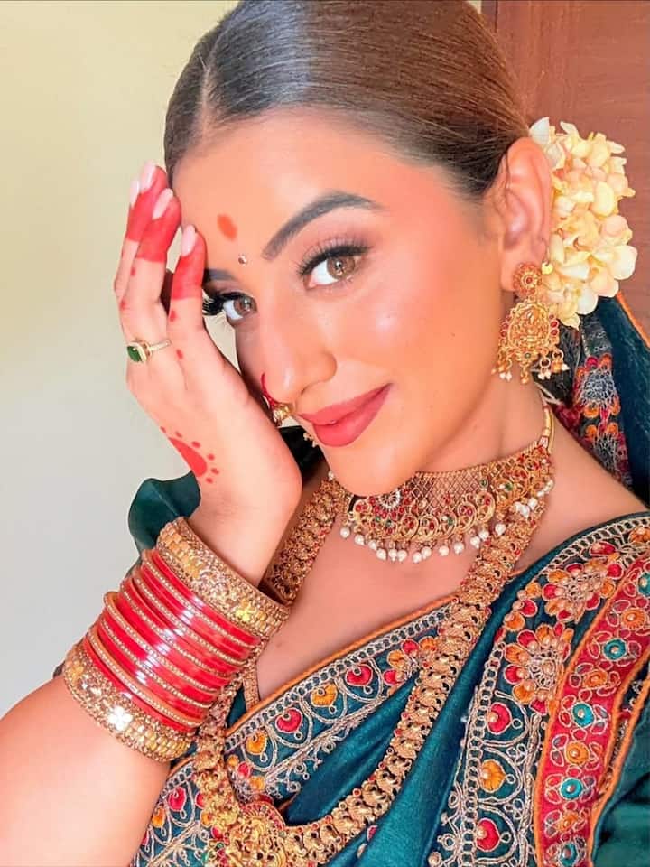 वैसे तो एक्ट्रेस हमेशा ही अपने खूबसूरती और ग्लैमर का जलवा बिखेरती हैं. लेकिन इस बार उनका लुक काफी अलग है जिसे दर्शक खूब प्यार दे रहे हैं. छठ पूजा के मौके पर आप एक्ट्रेस का ये लुक री-क्रिएट कर सकती हैं.