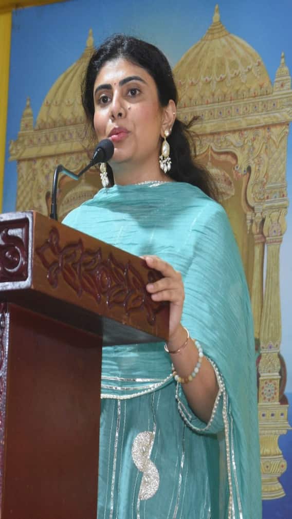 रवींद्र जडेजा की बीवी रिवाबा के पास कितना पैसा?