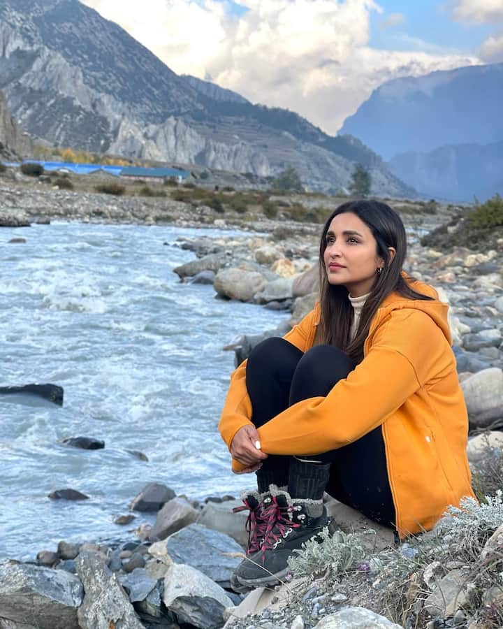 The girl from a Punjabi family who was weaving dreams on the streets of Ambala, has today become Bollywood's most favorite heroine, her name is Parineeti Chopra. Born on 22 October 1988 in a middle class Punjabi family of Ambala, Parineeti never thought that she would become the queen of the silver screen. His life has been a beautiful example of hard work and dedication since the beginning.