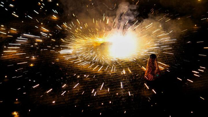 लेकिन जिस तरह दिल्ली ने पटाखों पर अकेले 500 करोड़ रुपये खर्च किए, उसने यह दिखा दिया कि भारत की त्योहारी अर्थव्यवस्था कितनी विशाल है.