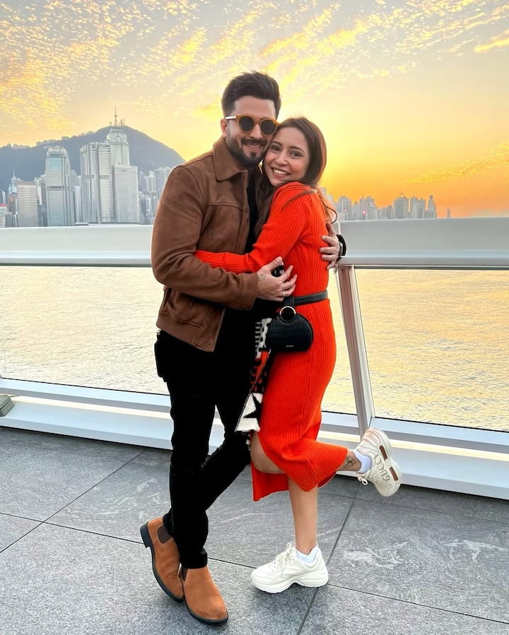 लेकिन कहते हैं न इश्क छुपाए नहीं छुपता है.ऑन स्क्रीन के साथ ही ऑफ स्क्रीन भी दोनों की केमिस्ट्री देख लोगों ने बातें करनी शुरू कर दी.