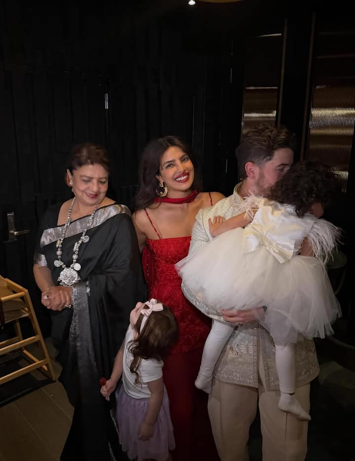 प्रियंका के छोटे से सेलिब्रेशन में फैमिली के साथ कई दोस्त भी शामिल हुए थे. प्रियंका ने ढेर सारी फोटोज शेयर की हैं.