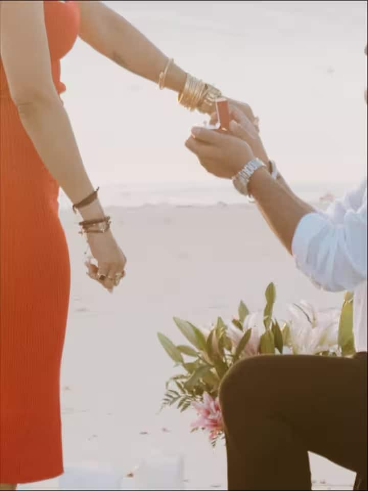 पवित्रा ने सोशल मीडिया पर कई तस्वीरें शेयर की हैं, जिनमें से एक वह भी है जिसमें उनके बॉयफ्रेंड ने उन्हें बीच पर प्रपोज किया था।
