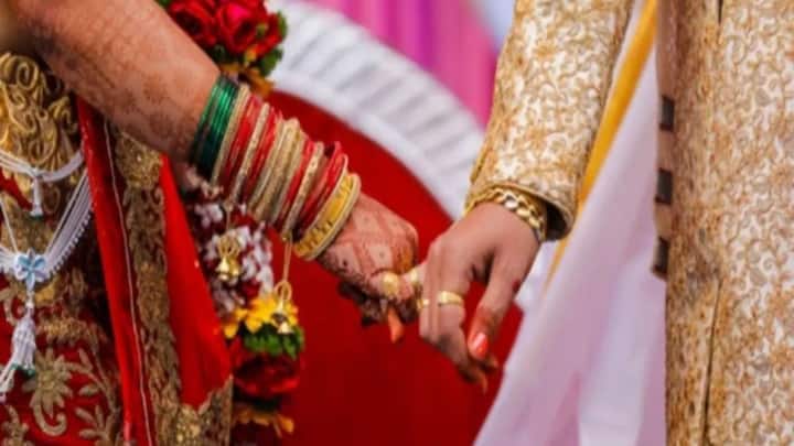 आवेदन के साथ, आवश्यक दस्तावेज जैसे वर और वधू दोनों के आधार कार्ड, जन्म प्रमाण पत्र, जाति प्रमाण पत्र (अनुसूचित जाति के पति/पत्नी के लिए), निवास प्रमाण पत्र, पासपोर्ट आकार के फोटो, विवाह के फोटो/प्रमाण, गवाहों के पहचान पत्र, पंजीकृत विवाह प्रमाण पत्र, संयुक्त बैंक खाते का विवरण और यह घोषणा कि यह उनकी पहली शादी है, अपलोड करना होगा।