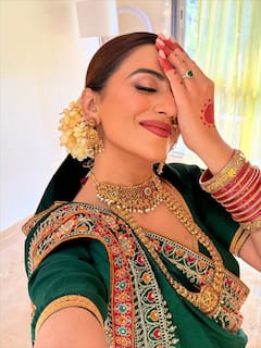 हरी साड़ी और हाथों पर मेहंदी... छठ से पहले सुहागन की तरह सजीं अक्षरा सिंह, देखें तस्वीरें