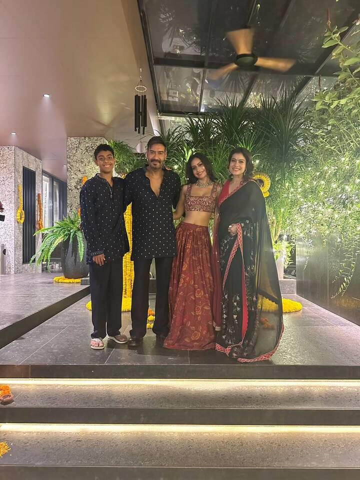 काजोल ने परिवार के साथ दिवाली सेलिब्रेट करते हुए अपनी तस्वीरें सोशल मीडिया पर शेयर की हैं. देवगन परिवार के सभी लोगों ने इस फेस्टिव सीजन में अपने स्टाइलिश लुक्स से चार चांद लगा दिया.