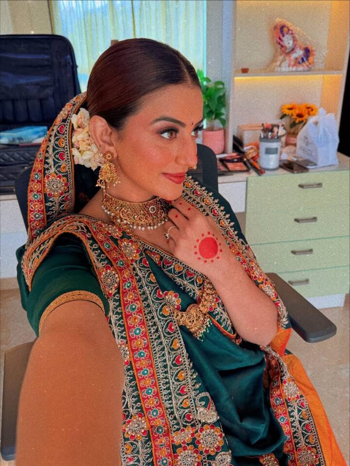 बालों में गजरा लगाकर अक्षरा सिंह ने अपना लुक फाइनल किया है. इसके साथ कैप्शन में उन्होंने लिखा- 'छठ वाइब्स.'