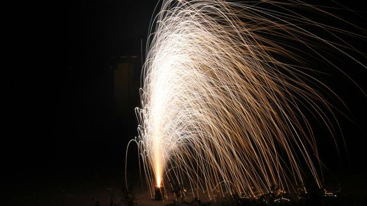 आर्थिक दृष्टि से देखें तो दिवाली पर खर्च सिर्फ पटाखों तक सीमित नहीं रहता है, बल्कि रोशनी, सजावट, मिठाइयां, कपड़े और उपहार जैसे क्षेत्रों में भी अरबों रुपये का लेनदेन हुआ.