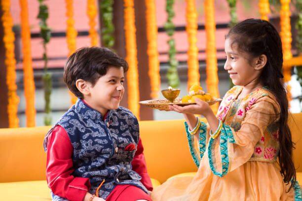 भावाला टिळा लावण्याचा शुभ वेळ सकाळी 11:43 ते 12:28 आहे. दुपारी 1:13 ते 3:28 पर्यंत देखील शुभ वेळ आहे, त्यात 1:58 ते 2:43 सर्वोत्तम वेळ आहे. संध्याकाळी 5:43 ते 6:09 पर्यंतही शुभ वेळ आहे.