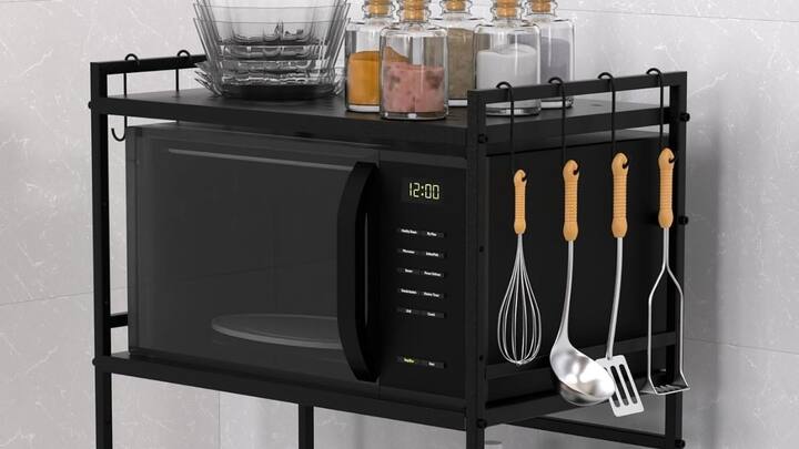 Electricity Bill: ఐరన్ , మైక్రోవేవ్ ఈ రెండు ఉపకరణాలు కొద్ది సమయంలో ఎక్కువ విద్యుత్ను తీసుకుంటాయి. మైక్రోవేవ్‌ను ఎక్కువ సమయం ఆన్‌లో ఉంచడం లేదా పదేపదే ఉపయోగించడం బిల్లును పెంచుతుంది. ఐరన్‌ నిరంతరం ఆన్‌లో ఉంచడం వల్ల కూడా విద్యుత్ వినియోగం పెరుగుతుంది. వాటిని అవసరానికి తగినట్లుగా మాత్రమే వాడటం మంచిది.