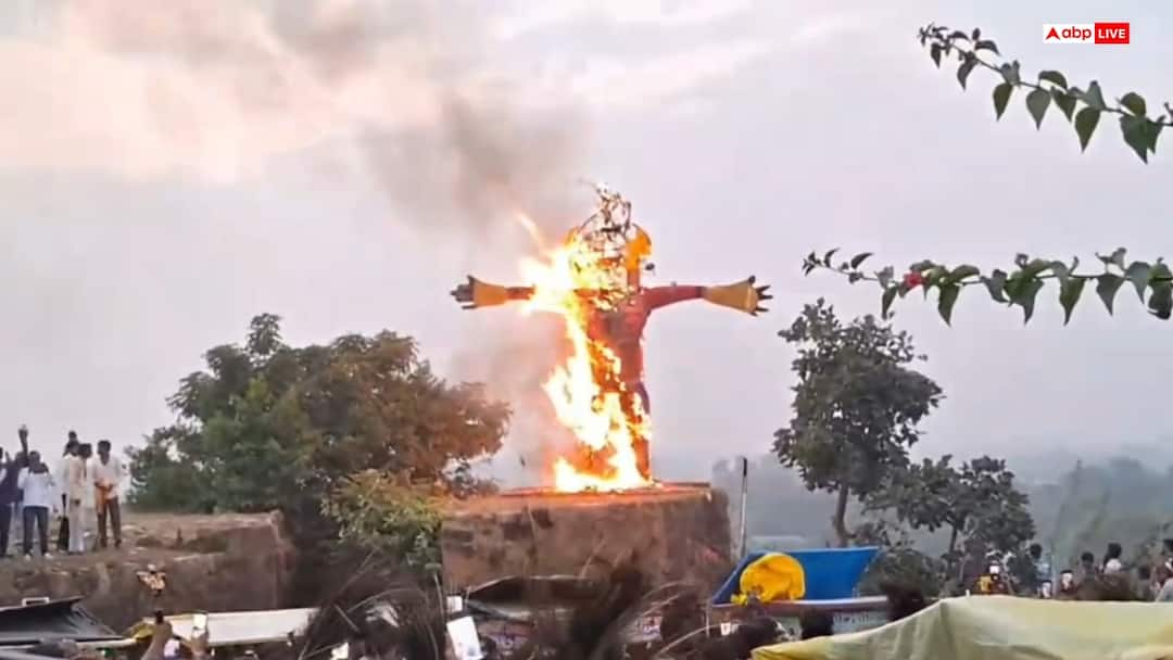Mahoba chhamahi mata temple moniyamela celebration putna vadh stage show attracts devotees ann महोबा: दो दिवसीय मोनिया मेले में उमड़ी श्रद्धालुओं की भीड़, लोक कला और दिवारी नृत्य ने मोहा मन