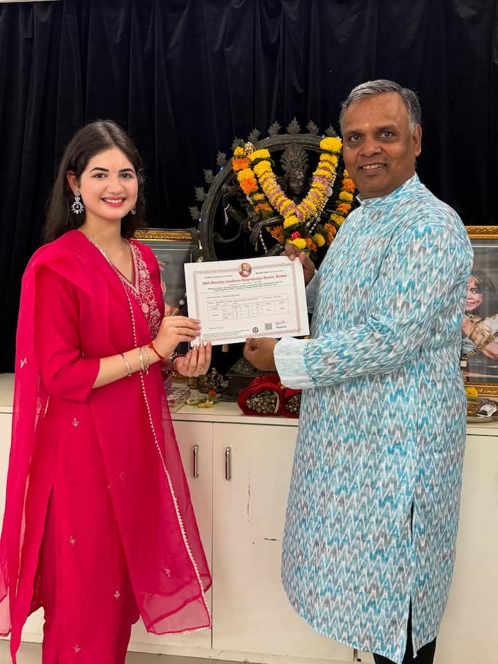 ट्रेंड कथक डांसर बनने की खुशी हर्षाली के चेहरे पर साफ दिख रही है. उन्होंने एक इमोशनल पोस्ट भी शेयर किया है.