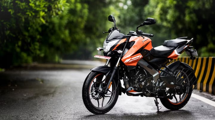 ১২৫ সিসি বাইক সেগমেন্ট ভারতীয় বাজারে বরাবরই জনপ্রিয়তা ধরে রেখেছে, যেখানে চমৎকার মাইলেজ, কম রক্ষণাবেক্ষণ এবং স্টাইলের একটি নিখুঁত সমন্বয় বিদ্যমান। বর্তমানে, এই সেগমেন্টের দুই শক্তিশালী বাইক - বাজাজ পালসার এনএস১২৫ এবং হিরো এক্সট্রিম ১২৫আর - একে অপরের মুখোমুখি হচ্ছে।