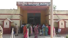 भाई दूज: भरतपुर में बहनों ने जेल में कैदी भाइयों को लगाया तिलक, देखें तस्वीरें