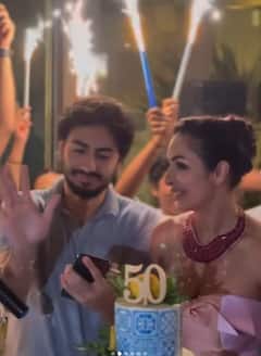 मलाइका अरोड़ा के 50वें बर्थडे पर हुआ ग्रैंड सेलिब्रेशन, एक्ट्रेस ने आधीरात को बेटे अरहान संग काटा केक, सामने आईं तस्वीरें