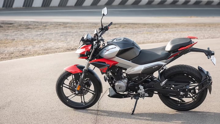 অন্যদিকে, Hero Xtreme 125R এ ডিজিটাল-অ্যানালগ ডিসপ্লে, LED লাইট এবং সিঙ্গল-চ্যানেল ABS এর মতো মৌলিক বৈশিষ্ট্য রয়েছে। যদিও এই বৈশিষ্ট্যগুলো ভালো, Bajaj NS125 এ আরো উন্নত প্রযুক্তি সরবরাহ করেছে, যা রাইডিং অভিজ্ঞতাকে এক নতুন স্তরে নিয়ে যায়।