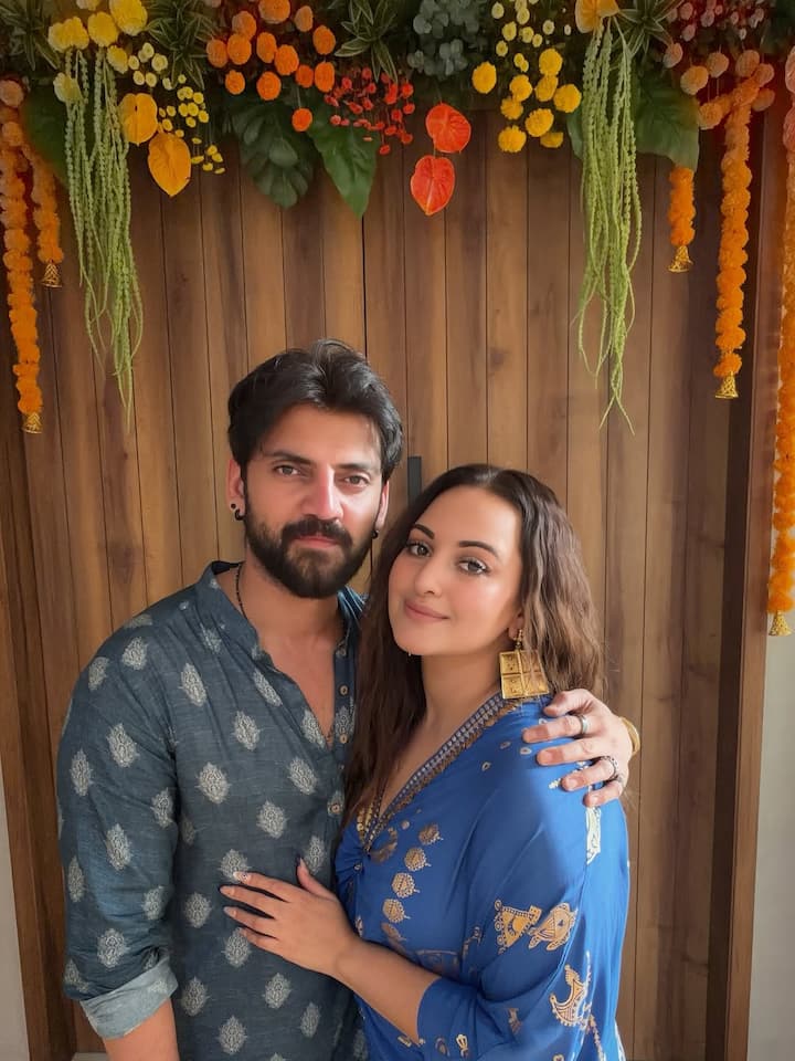 अभिनेत्री सोनाक्षी सिन्हा ने हाल ही में अपने पति जहीर इकबाल के साथ कुछ प्यारे पलों की झलक अपने फैंस के साथ शेयर की. गुरुवार को सोशल मीडिया पर शेयर की गई इन तस्वीरों में देखा जा सकता है कि सोनाक्षी अपने पति को गले लगाते हुए नजर आईं. इन तस्वीरों में कपल के बीच प्यार साफ झलक रहा है.