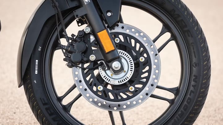 দুটো বাইকেরই ইঞ্জিন ১২৫ সিসি, কিন্তু তাদের চরিত্র আলাদা। বাজাজ পালসার এনএস১২৫ এর ১২৪.৪৫ সিসি ইঞ্জিন ১২ পিএস শক্তি এবং ১১ এনএম টর্ক উৎপন্ন করে। এটি ফুয়েল ইনজেকশন সিস্টেমের সাথে আসে এবং ৫-স্পিড গিয়ারবক্সের সাথে যুক্ত।