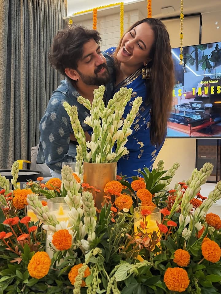 दबंग एक्ट्रेस ने अपने इंस्टाग्राम अकाउंट पर कई तस्वीरें शेयर कीं और कैप्शन में लिखा, फील लाइक होम. पहली तस्वीर में सोनाक्षी अपने पति के कंधे पर हाथ रखकर खड़ी नजर आ रही हैं. इसके बाद की तस्वीरों में दोनों कैमरे के सामने कैंडिड पोज़ देते दिखाई दिए.