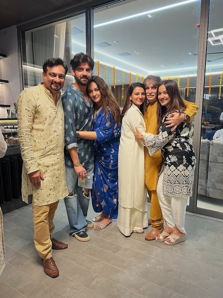 इन तस्वीरों में सोनाक्षी अपने ससुरालवालों के साथ बेहद प्यारे अंदाज़ में नजर आ रही हैं. उन्होंने ब्लू कलर का ट्रेडिशनल आउटफिट पहना है, जिसमें वह बहुत खूबसूरत लग रही हैं. तस्वीरों में पूरे परिवार के बीच एक साथ समय बिताने की खुशी साफ झलक रही है.
