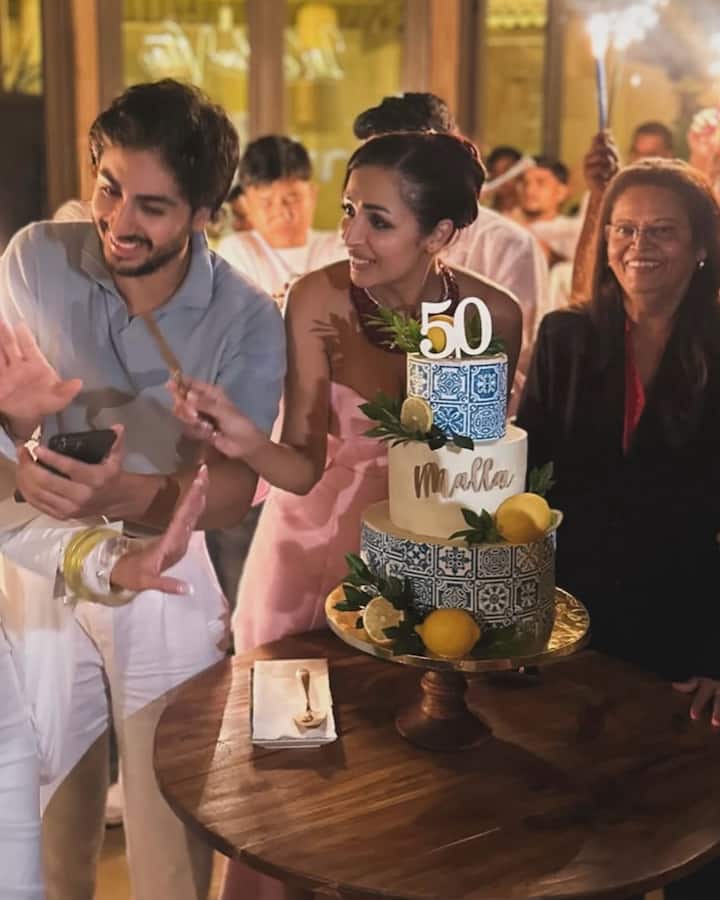 The actress cut this cake along with her son Arhaan Khan and mother. The birthday girl wearing a pink dress is looking very beautiful in these pictures.