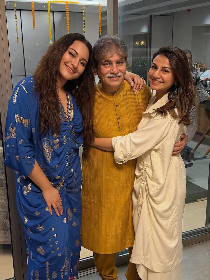 इस तस्वीर में सोनाक्षी अपने ससुर के साथ मुस्कुराते हुए दिखाई दे रही हैं. सबके चेहरे पर खुशी और अपनापन दिख रहा है. हर कोई ट्रेडिशनल कपड़ों में सजा हुआ है, जिससे तस्वीरों में त्योहार और फैमिली का खूबसूरत कोऑर्डिनेशन दिख रहा है.