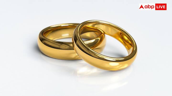 बांग्लादेश के सोने के बाजार में अनौपचारिक व्यापारियों की धाक है. यहां पर भी भारत की तुलना में सोना थोड़ा सस्ता है लेकिन मुद्रा में लगातार उतार चढ़ाव की वजह से अक्सर दैनिक कीमतों में बदलाव होता है. यहां पर सोने की कीमत 68,297 है.