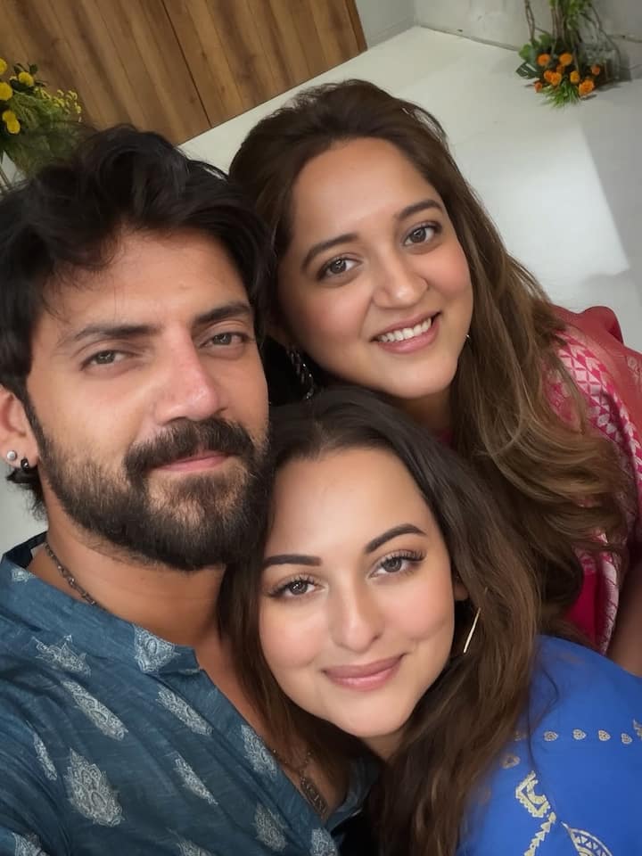 वर्कफ्रंट की बात करें तो सोनाक्षी इन दिनों अपनी आगामी एक्शन-थ्रिलर फिल्म जटाधारा की तैयारियों में बिज़ी हैं. इस फिल्म में वह पहली बार एक सुपरनेचुरल विलेन के रूप में नजर आने वाली हैं, जो उनके करियर के लिए एक नया और अनोखा एक्सपेरिमेंट माना जा रहा है. वेनकट कल्याण के निर्देशन में बन रही इस फिल्म में सुदीर बाबू, दिव्या खोसला और शिल्पा शिरोडकर भी अहम रोल में दिखाई देंगे.