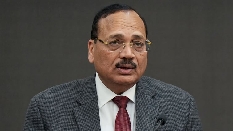 <div>Govt Initiates Process For Next CJI; Justice Surya Kant Set To Take Charge After B R Gavai's Retirement</div>