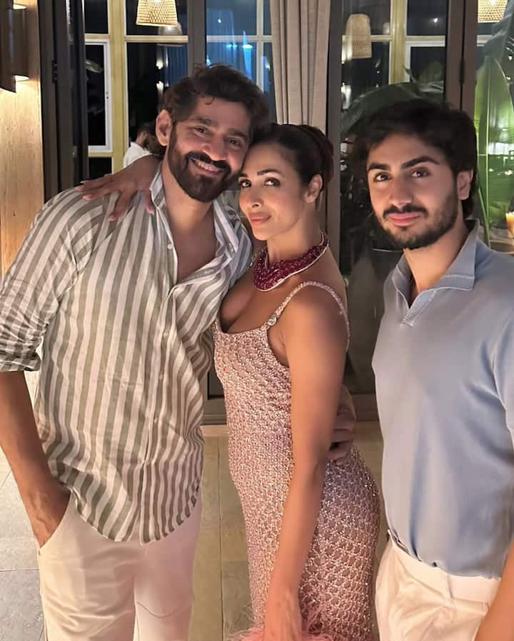 Many special friends of the actress including Gaurav Kapoor attended Malaika's birthday celebration. He also posed a lot with the birthday girl.
