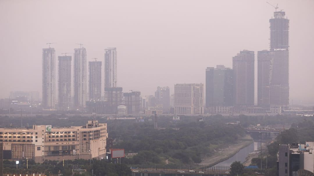 Slight Relief In Delhi’s Air, Yet Pollution Remains Dangerously High Amid Thick Haze