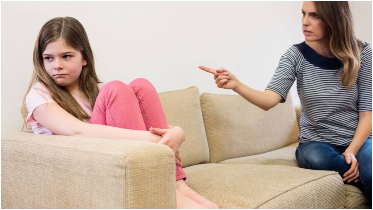 Toxic Parenting : క్రమశిక్షణ పేరుతో కట్టిపడేస్తున్నారా? అయితే మీరు తల్లిదండ్రులుగా పిల్లలకు ద్రోహం చేస్తున్నట్లే