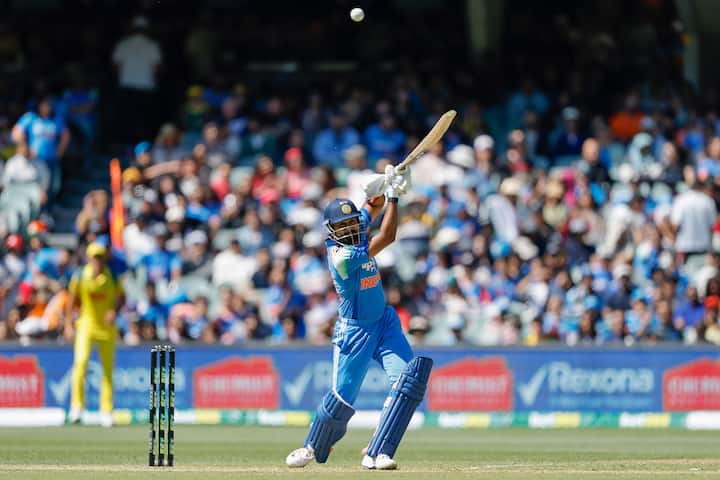 रोहित ने ऑस्ट्रेलिया के खिलाफ एडिलेड में 2 छक्के जड़े. वनडे में अब उनके नाम 346 छक्के हो गए हैं. वह वनडे में दूसरे सबसे ज्यादा छक्के लगाने वाले बल्लेबाज हैं. पहले नंबर पर शाहिद अफरीदी हैं, जिनके नाम 351 सिक्स हैं.