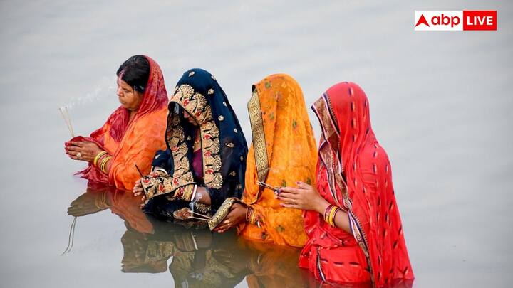 छठ पूजा का पहला दिन नहाय खाय कहलाता है. इस दिन भक्त नदियों में या तालाबों में पवित्र डुबकी लगाते हैं. स्नान के बाद वे सिर्फ सात्विक भोजन ग्रहण करते हैं. इस सात्विक भोजन में अक्सर चावल, कद्दू और दाल शामिल होती है जो सिर्फ मिट्टी के बर्तनों में पकाई जाती है.
