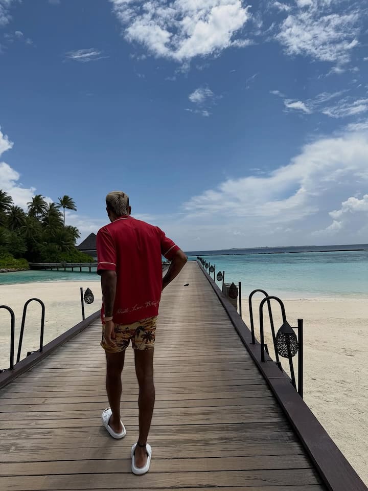Hardik was also seen sitting on a beach in a red shirt decorated with fairy lights, hinting at a romantic date.