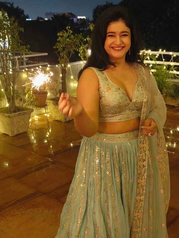 પૂનમ બાજવા સોશિયલ મીડિયા પર ખૂબ જ લોકપ્રિય છે. ઈન્સ્ટાગ્રામ પર તેના 3.2 મિલિયન ફોલોઅર્સ છે.