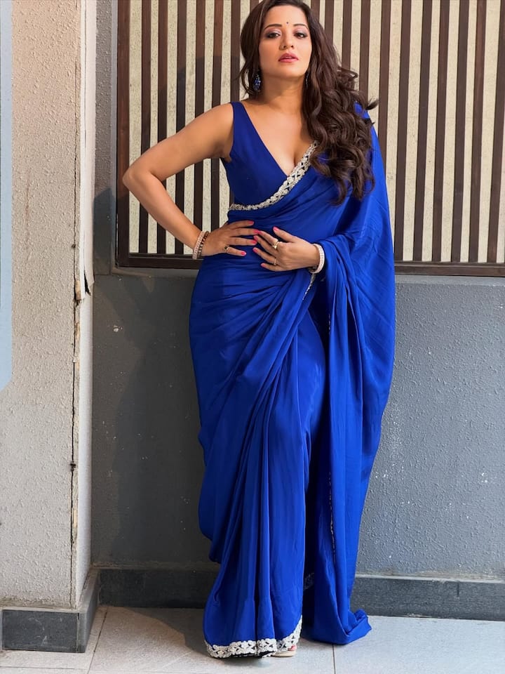 मोनालिसा ने अपने फोटोशूट से कई खूबसूरत तस्वीरें अपने इंस्टाग्राम अकाउंट पर शेयर की हैं. जिसमें एक्ट्रेस ब्लू साड़ी में नजर आई.