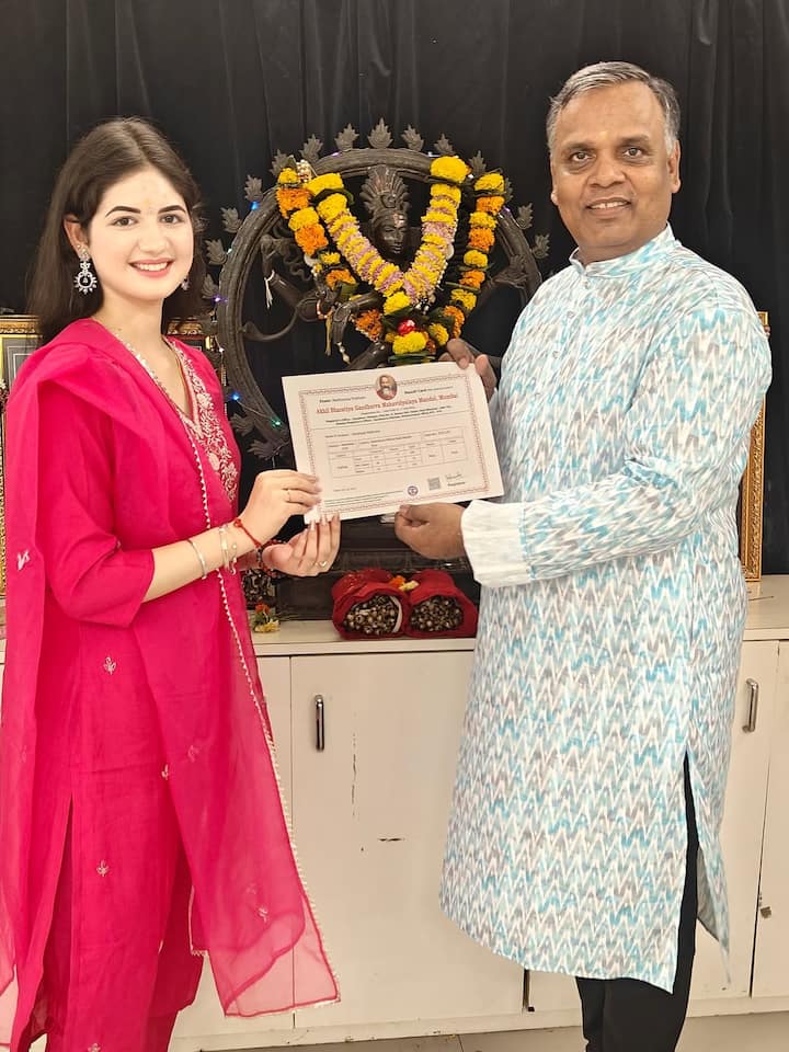 हर्षाली पिछले चार सालों से कथक सीख रही थीं. उनका ये कोर्स कंप्लीट हो गया है और उन्हें सर्टिफिकेट मिल गया है.