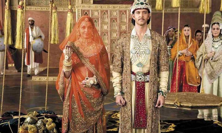 अगर रॉयल और ट्रेडिशनल लुक की बात हो और ऐश्वर्या का नाम न आए ऐसा हो ही नहीं सकता है. जोधा-अकबर में उनका गोल्ड और रेड कलर का कॉन्बिनेशन रॉयल्टी का सिंबल माना जाता है. एंटीक ज्वेलरी और हैंड वोवन फैब्रिक ने उनके पूरे लुक को ग्रेसफुल बना दिया था. ऐसे में अगर आप भी अपनी शादी के लिए रॉयल और ट्रेडिशनल लुक चाहती है तो आप हेरिटेज ज्वेलरी और क्लासिक कलर्स अपना सकती है, जो हमेशा टाइमलेस लगते हैं.