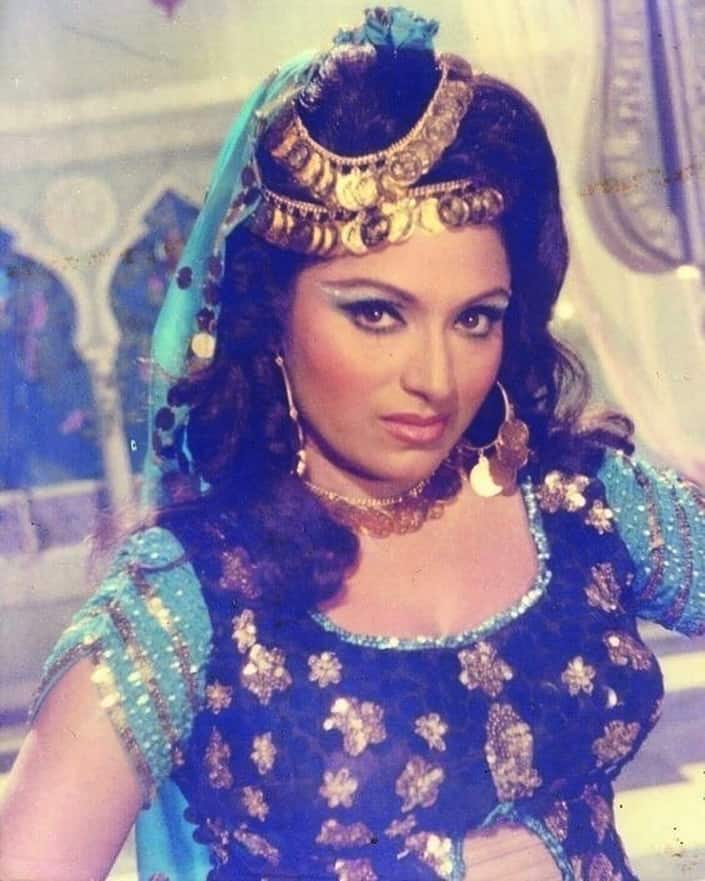 हम बात कर रहे हैं बॉलीवुड की मोना डार्लिंग यानी बिंदू देसाई की. जो पर्दे पर कभी विलेन की गर्लफ्रेंड तो कभी लड़ाकू सास बनकर बहूओं की नाक में दम करती हुई नजर आई.