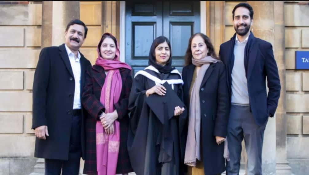 2020 সালে অক্সফোর্ড ইউনিভার্সিটি থেকে ডিগ্রী পাওয়ার পর মালালা ইউসুফজাই তার পরিবারের সাথে