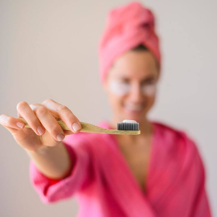 तोंडातील जंतू दररोज तुमच्या ब्रशवर जमा होतात. टॉयलेट फ्लश करताना हवेत उडणारे कीटाणू देखील ब्रशवर बसतात.