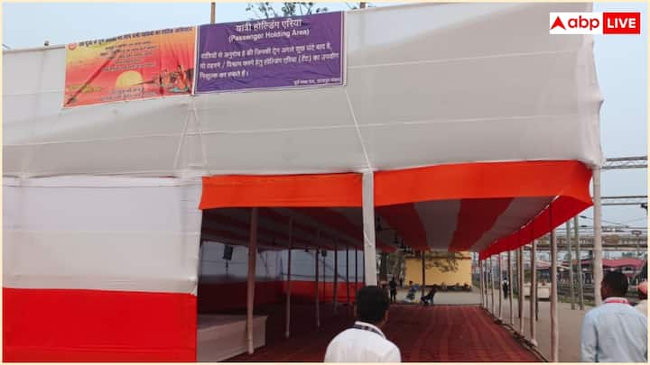 रेल भवन, जोनल और मंडल स्तर पर समर्पित वार रूम से 24x7 मॉनिटरिंग की जा रही है, ताकि संचालन की वास्तविक समय में निगरानी की जा सके और यात्रियों की किसी भी आवश्यकता पर तुरंत कार्रवाई की जा सके. पटना, मुजफ्फरपुर, दरभंगा, गया, सहरसा आदि स्टेशनों पर 24x7 मेडिकल बूथ स्थापित किए गए हैं, ताकि किसी भी मेडिकल इमरजेंसी में तत्काल मदद दी जा सके. राज्य सरकार, अग्निशमन विभाग और एंबुलेंस सेवाओं के साथ समन्वय स्थापित कर आपातकालीन सेवाओं को भी तत्पर रखा गया है.